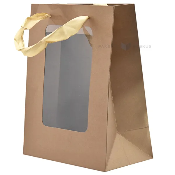 Brūna papīra maisiņš ar kvadrātveida logu un lentes rokturiem 18+10x23cm
