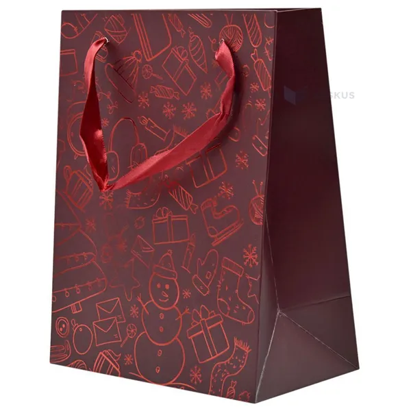Sarkans papīra maiss ar sarkanu dāvanu, zeķu, slidu un sniegavīra apdruku un ar lentes rokturiem 18+10x23cm