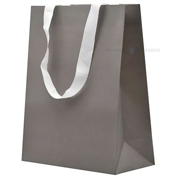 Silti pelēkas krāsas dāvanu maiss ar baltiem lentes rokturiem 26+12x32cm