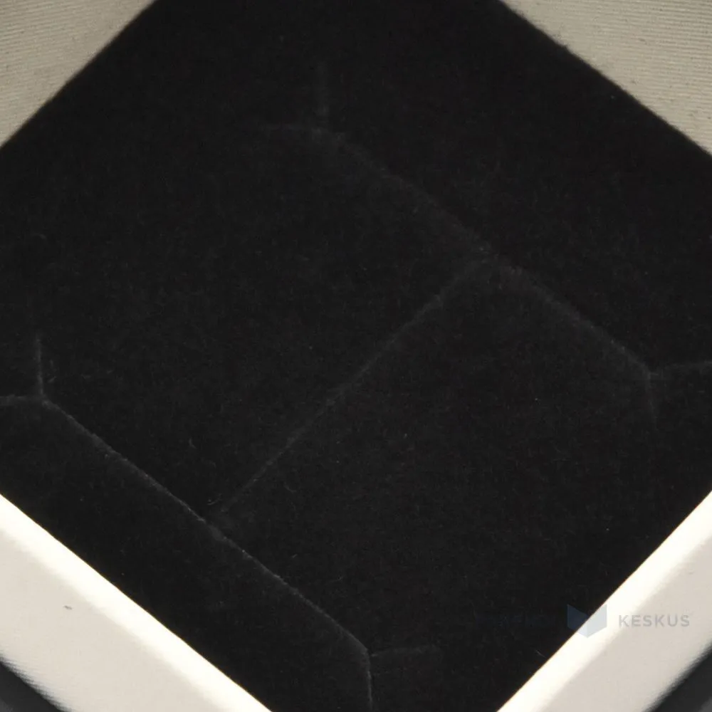 Ivory gift box with black lid 70x70x30mm with soft cushion